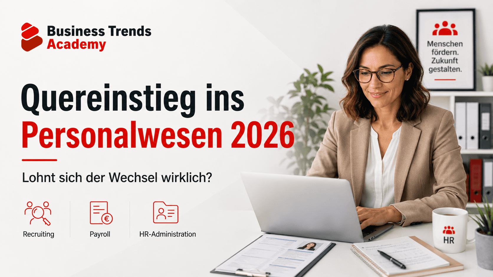 Frau arbeitet im Büro am Laptop mit Bewerbungsunterlagen zum Quereinstieg ins Personalwesen 2026.